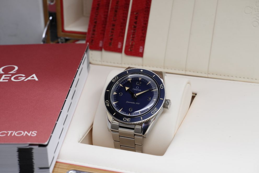 Omega Seamaster 300 Co-Axial Master Chronometer Blue b/p full set