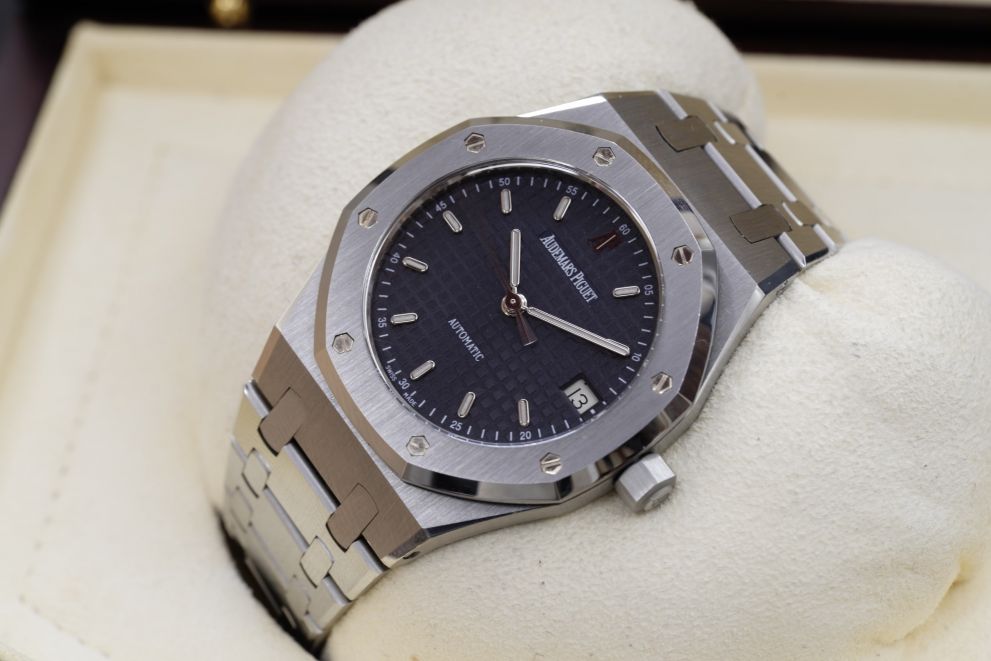 Audemars Piguet Royal Oak Ref. 14790st 37mm blue top conditions with box and service AP