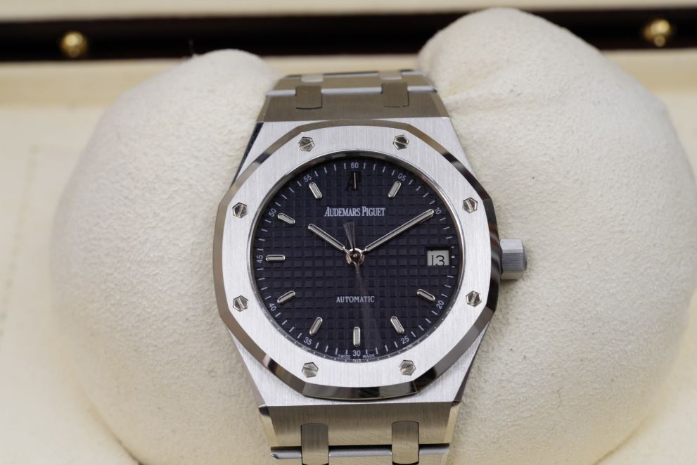 Audemars Piguet Royal Oak Ref. 14790st 37mm blue top conditions with box and service AP